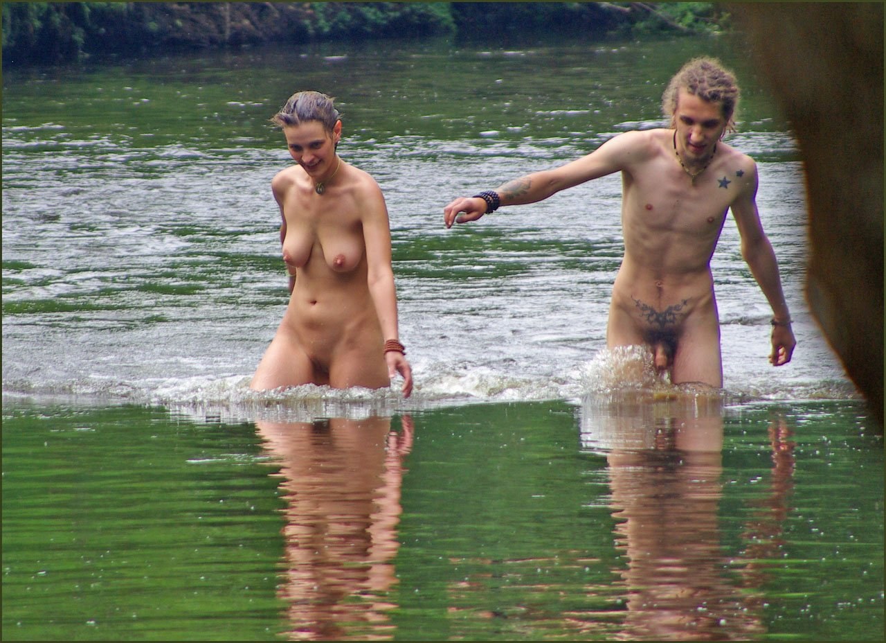 Обнаженная нудистка у реки - секс фото 