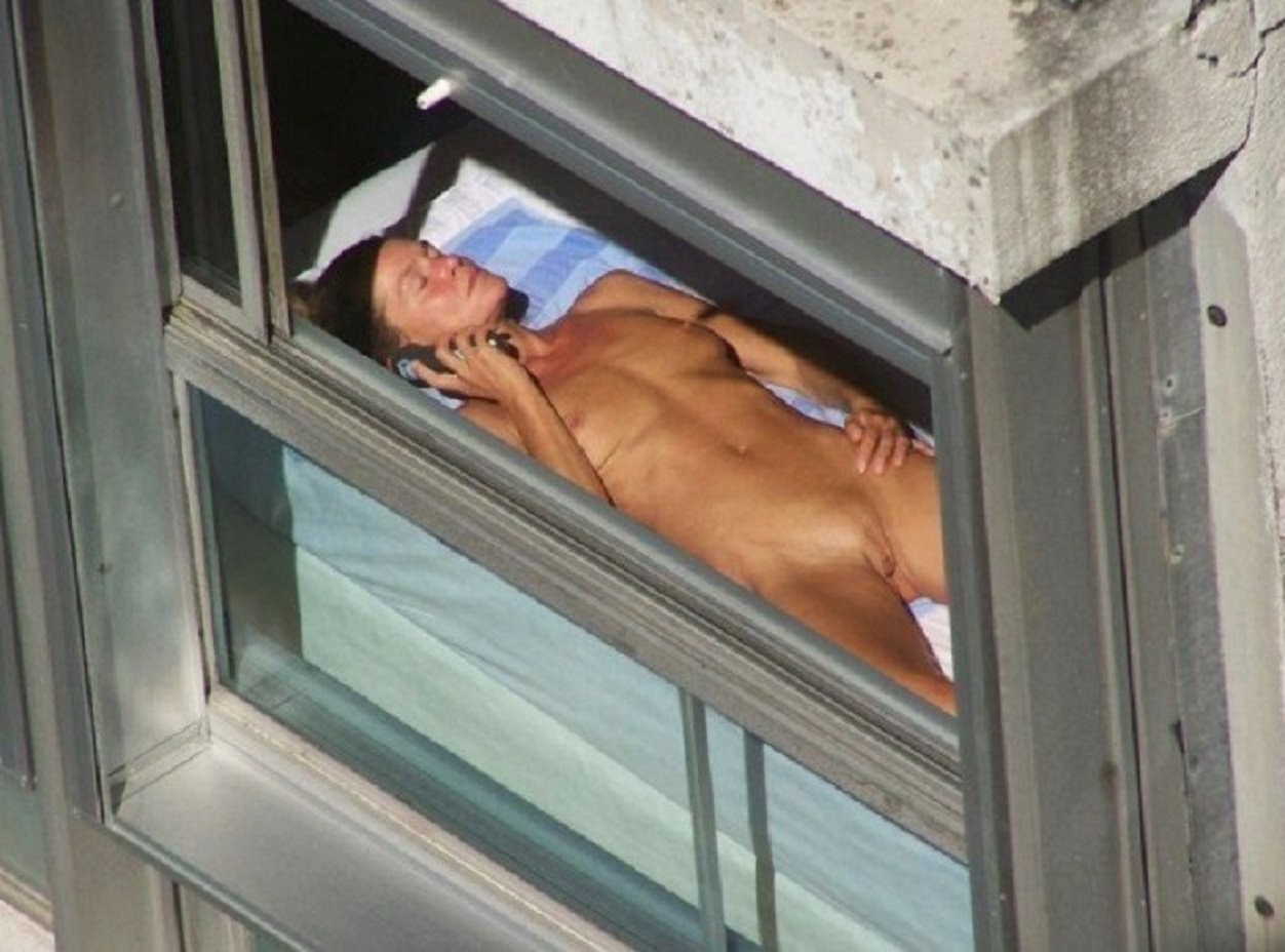 Рыжая девушка проветривает голую киску на балконе порно фото и секс фотографии