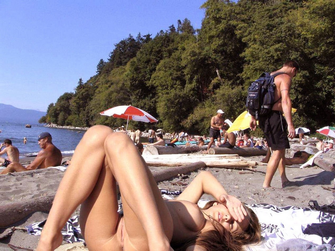 Нудистка Маша на общественном пляже показала пизду фото