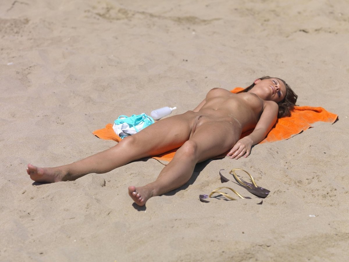 Даша на пляже загорает только топлесс - порно фото