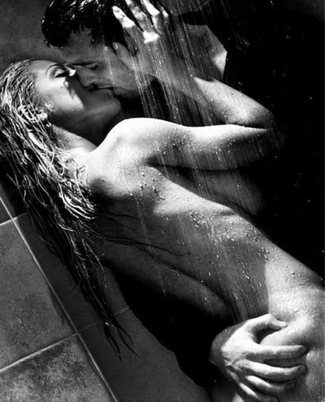 Любовница принимает душ после секса фото