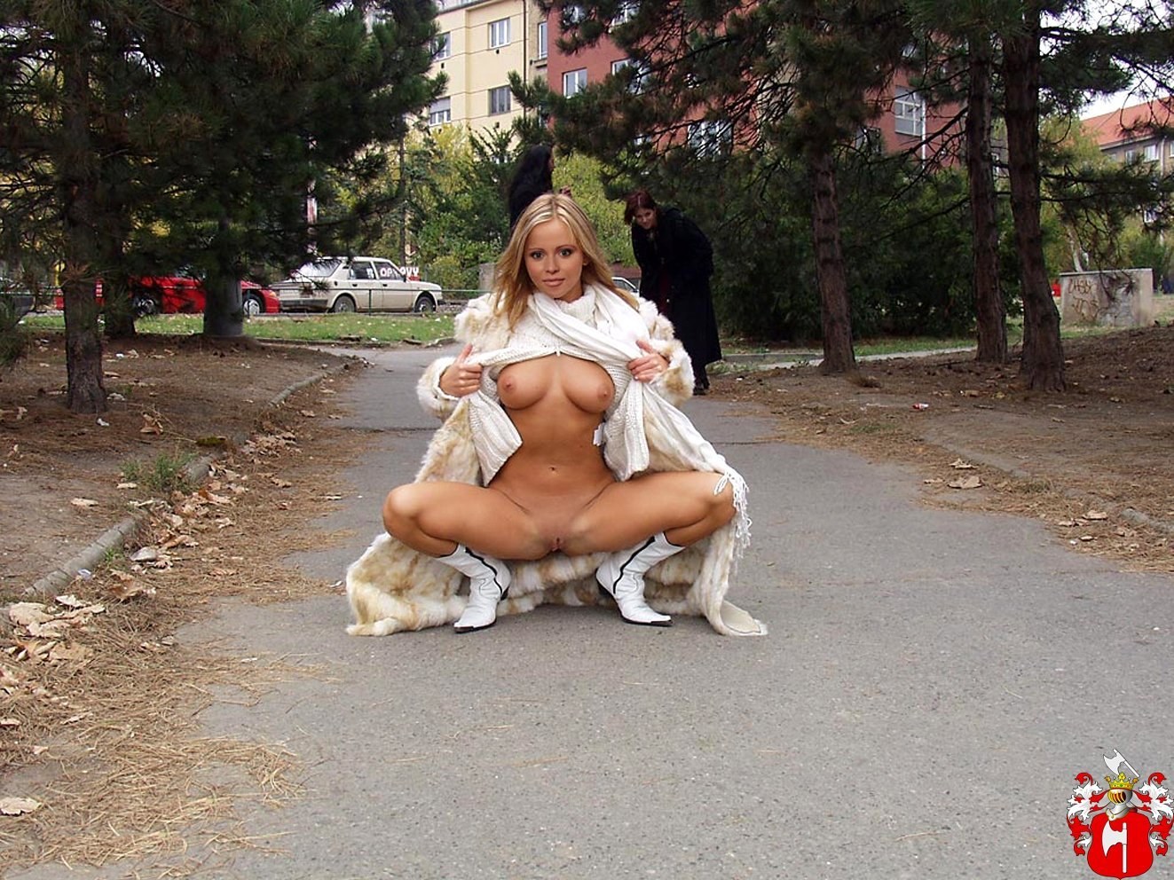Очаровательная блонда гуляет по улице голой порно фото