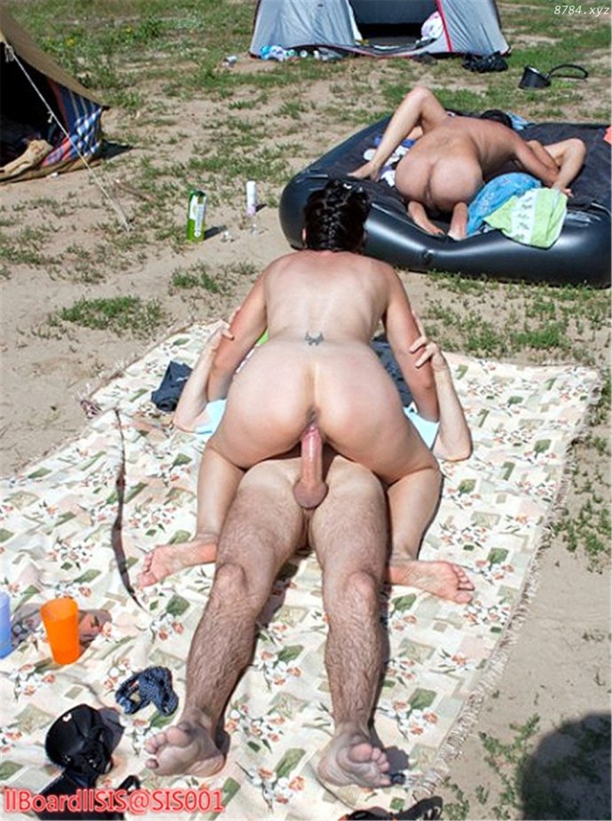 Скрытая камера снимает на пляже нудистов
