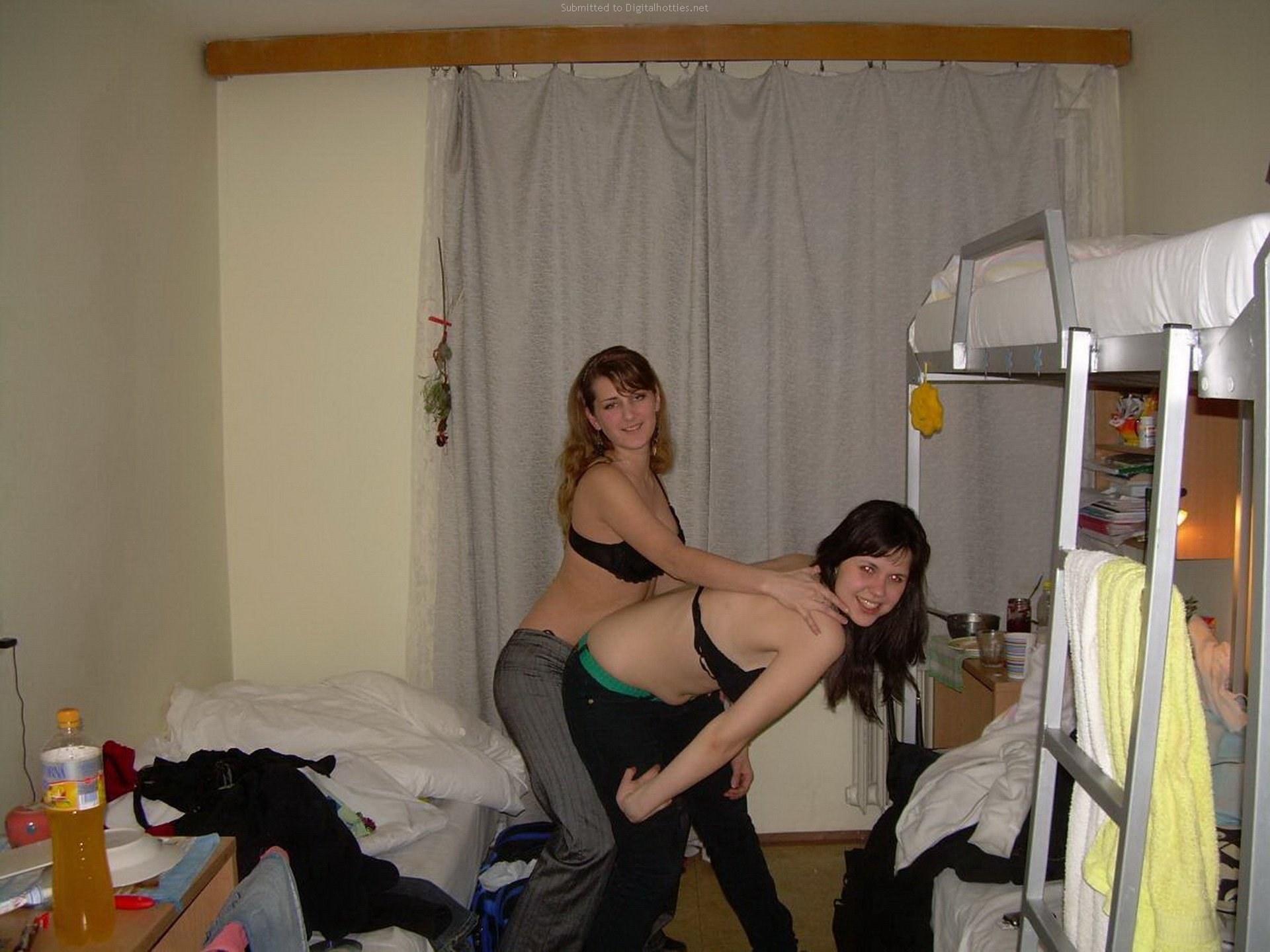 Соседки по общаге раздеваются в кровати и показывают голые киски порно фото и секс фотографии