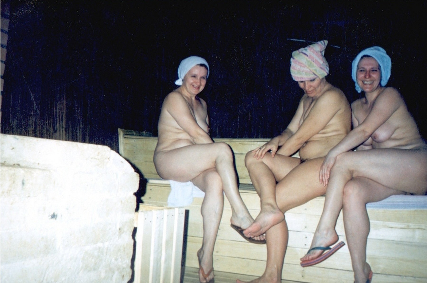 Три подруги в общественной бане - порно фото