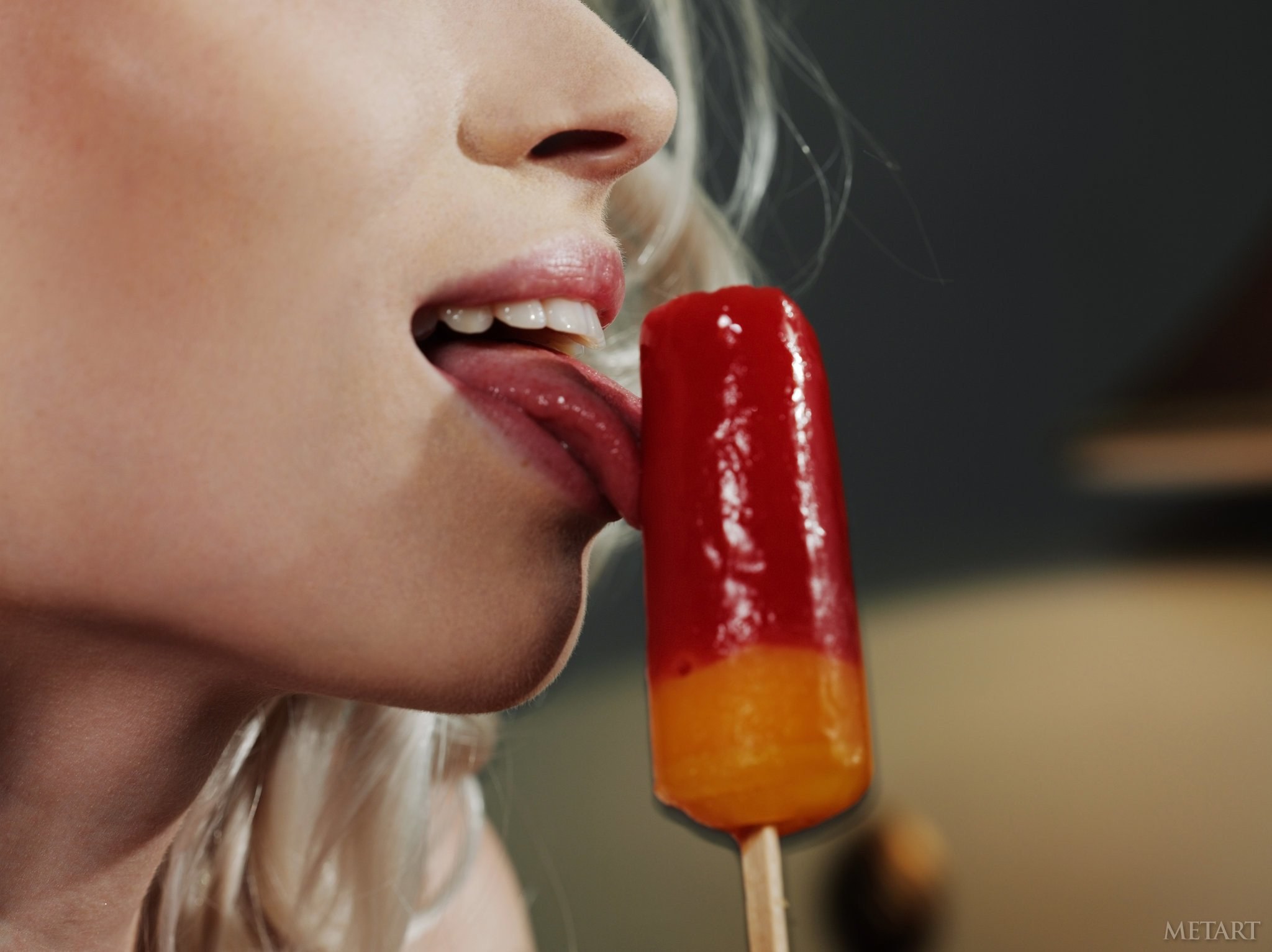 Сучка с большими сиськами ест мороженое - секс фото 