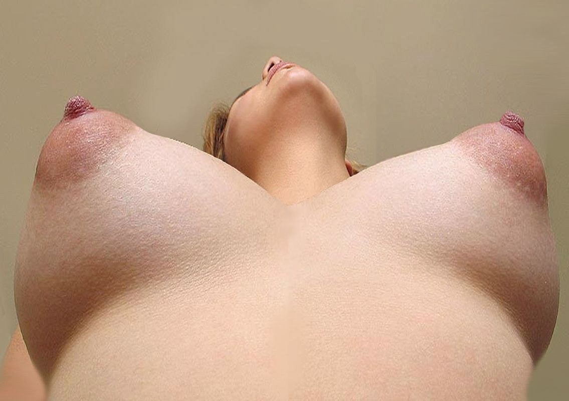 Красивая женская грудь с торчащими сосками крупным планом - порно фото