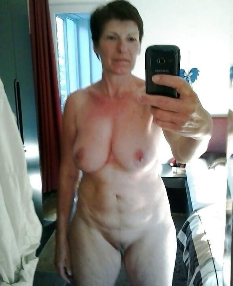 Зрелые голые бабы перед зеркалом фото