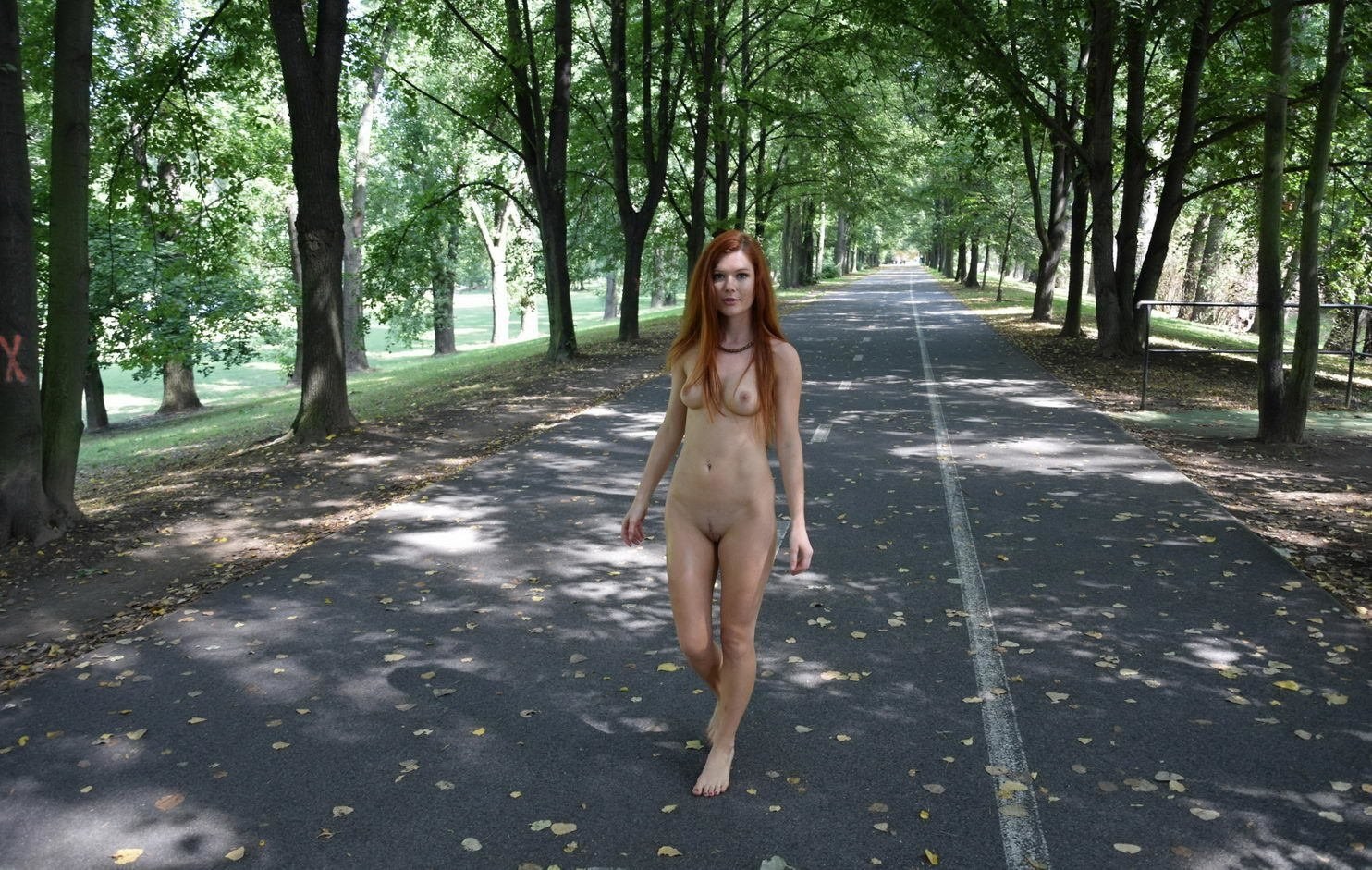Веселая девка ходит голышом по улицам города