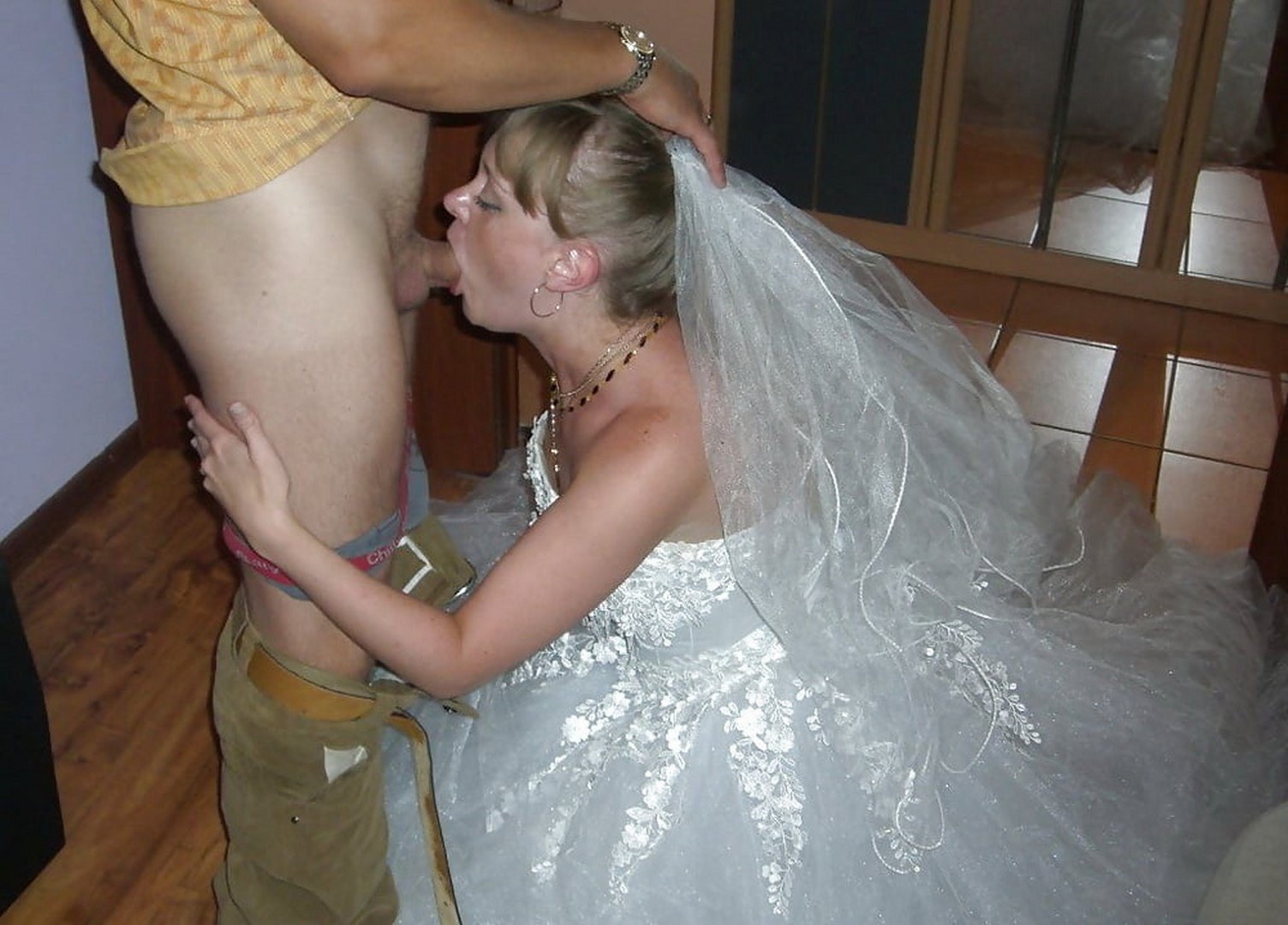 Секс в чулках с бабой на свадьбе которая любит сосать члены.
