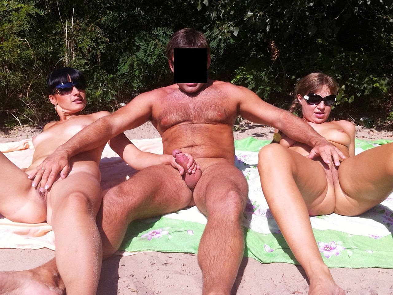 Пара нудистов в отпуске на море - порно фото
