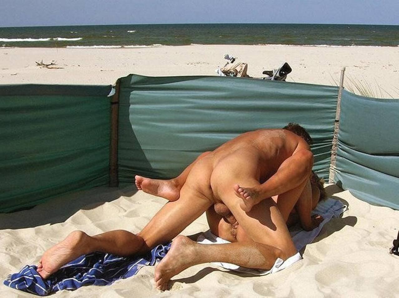 Супруги загорают нагишом на диком пляже порно фото
