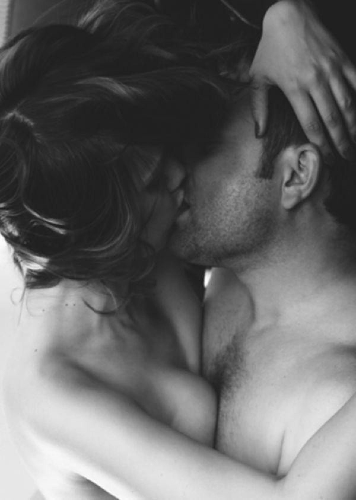 эротика он целует ее грудь фото 101