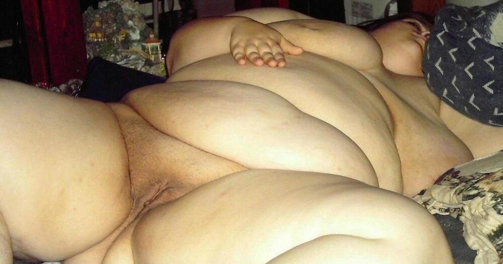 Порно толстая баба спит голой: видео найдено