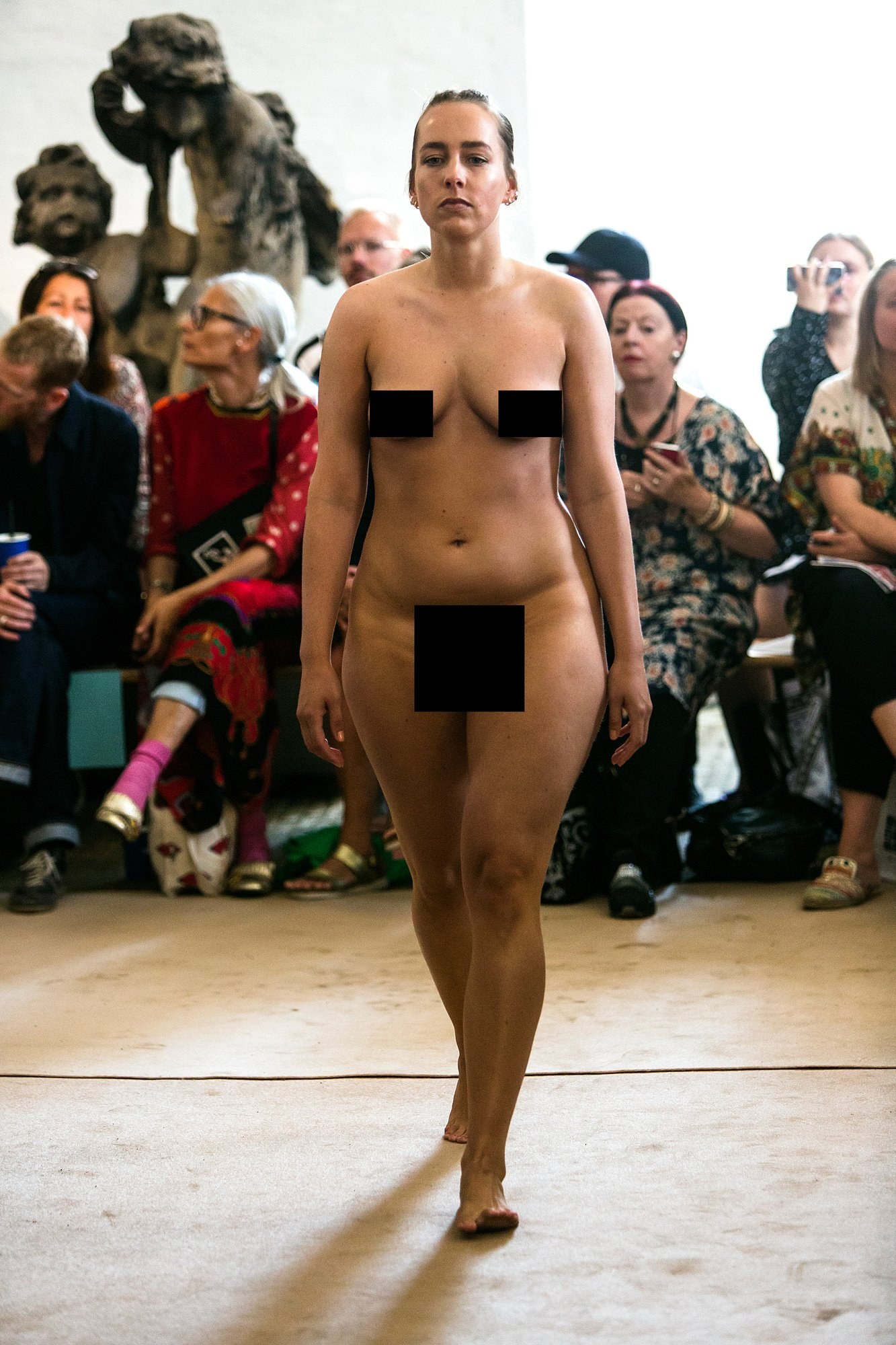 подиум голых женщину фото 2