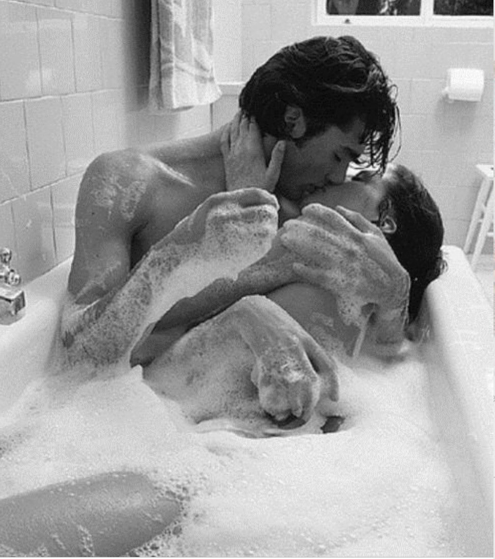 парень с девушкой в ванне порно фото 31