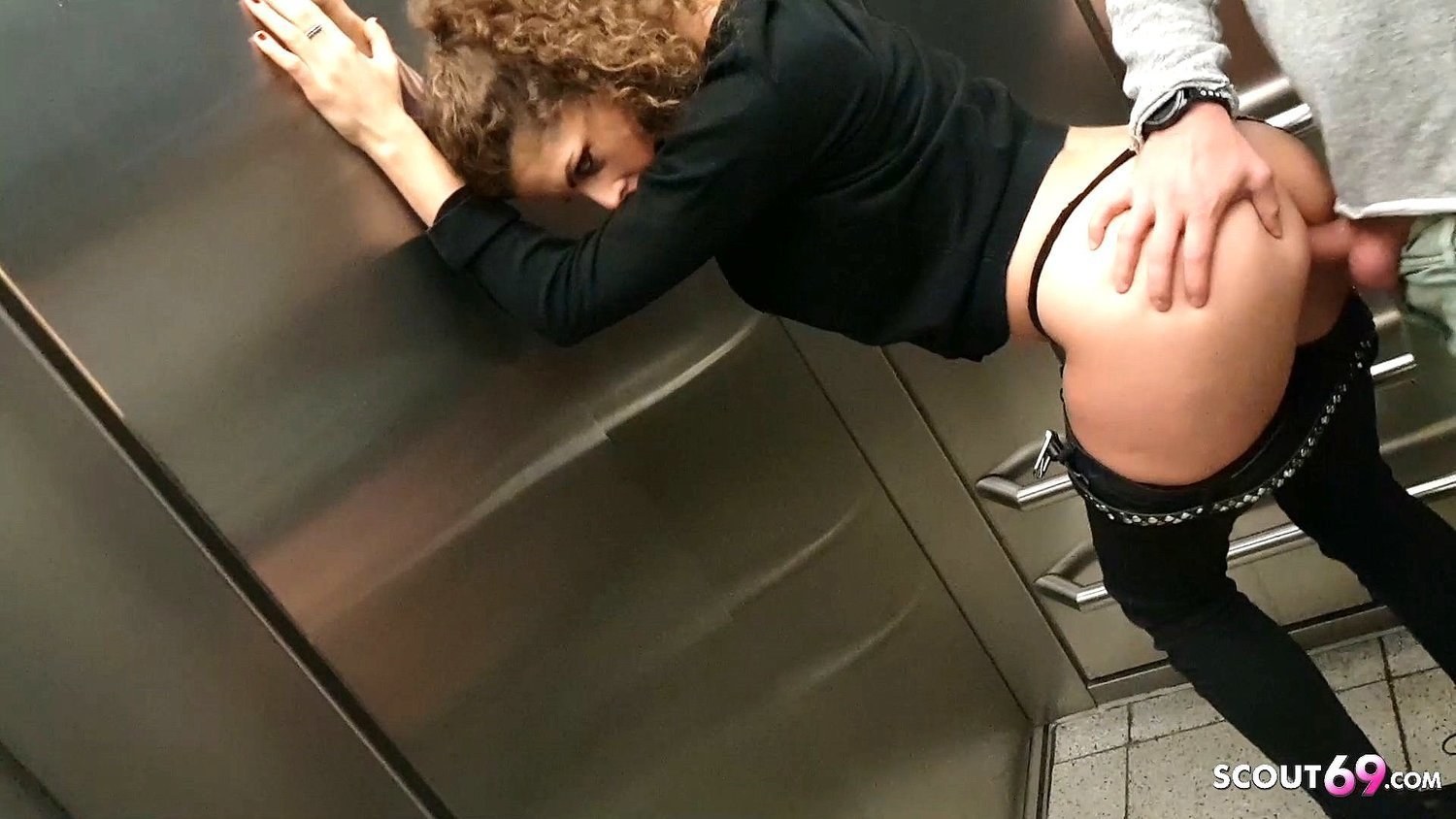 японская эротика в лифте фото 100