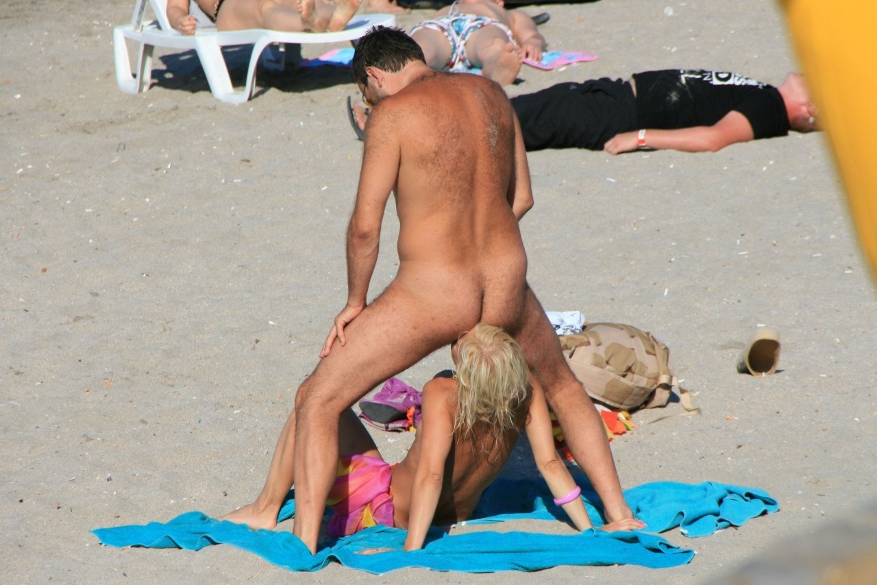 застукали голым на пляже фото 1