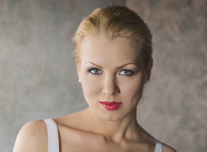 Девушка разделась на набережной