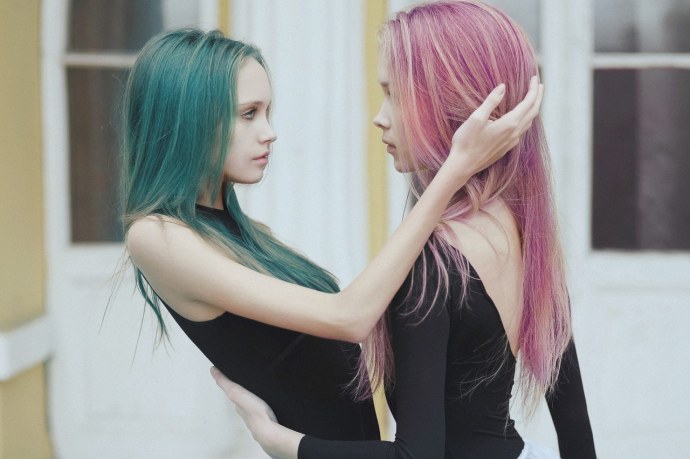 Девушка с синими волосами ххх