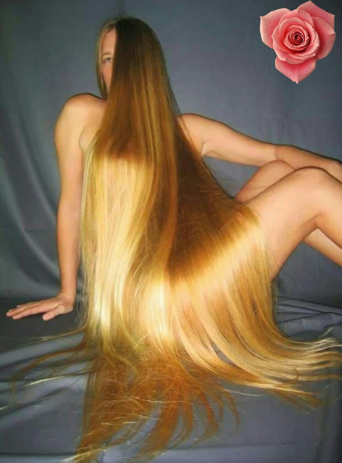 Две девушки с цветными волосами