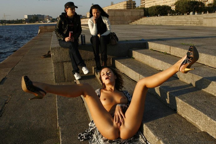 Девушки без трусов в общественных местах