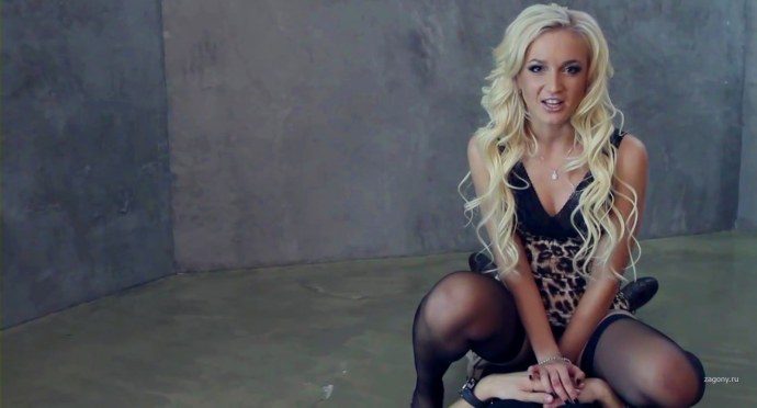 Голая.Ольга.Бузова.сосет.