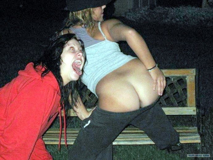 Голые задницы пожилых женщин в ряд