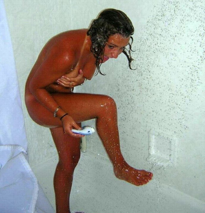 Голую женщину застали в расплох