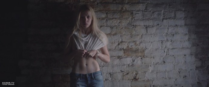 Миниатюрная блондинка pov