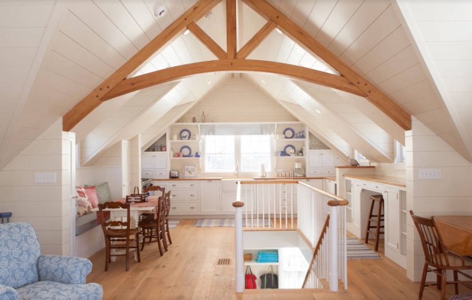 Мансардный этаж с двухскатной крышей с панорамными окнами