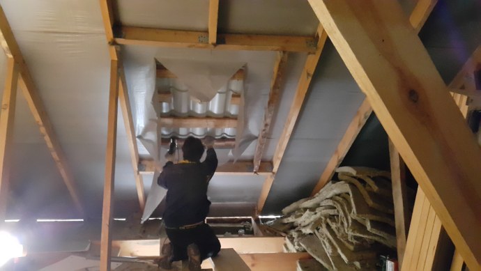 Комната с боку с кроватью и окном деревенский