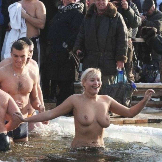 голые бабы купаются в проруби на крещение порно видео HD