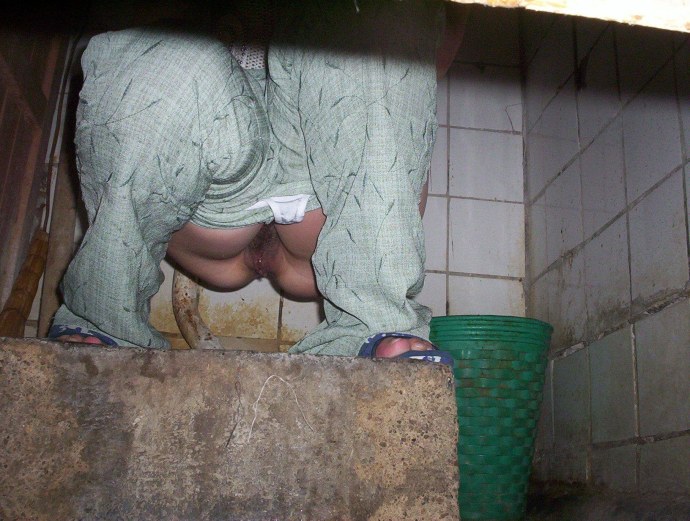 Подглядывание за женщинами в туалете: порно видео на chelmass.ru
