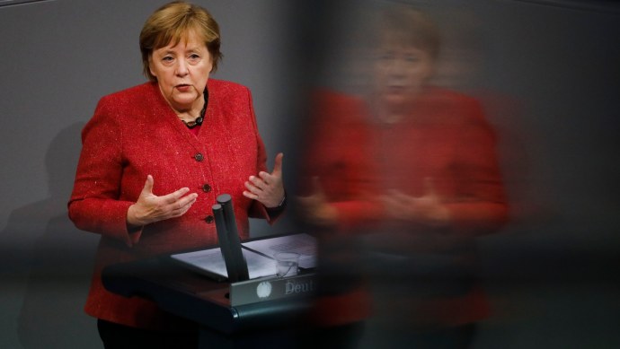 Обнял у окна сзади