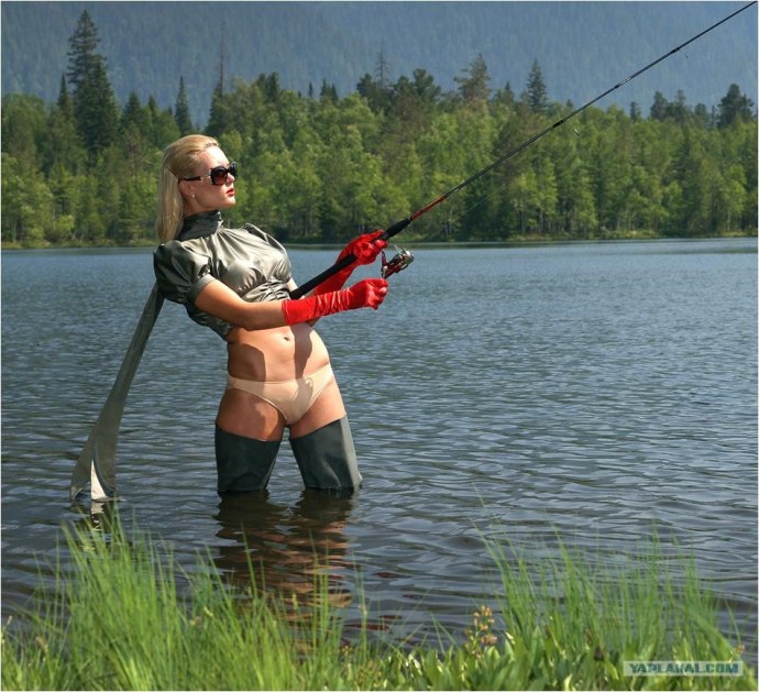 Голая женщина на берегу Волги