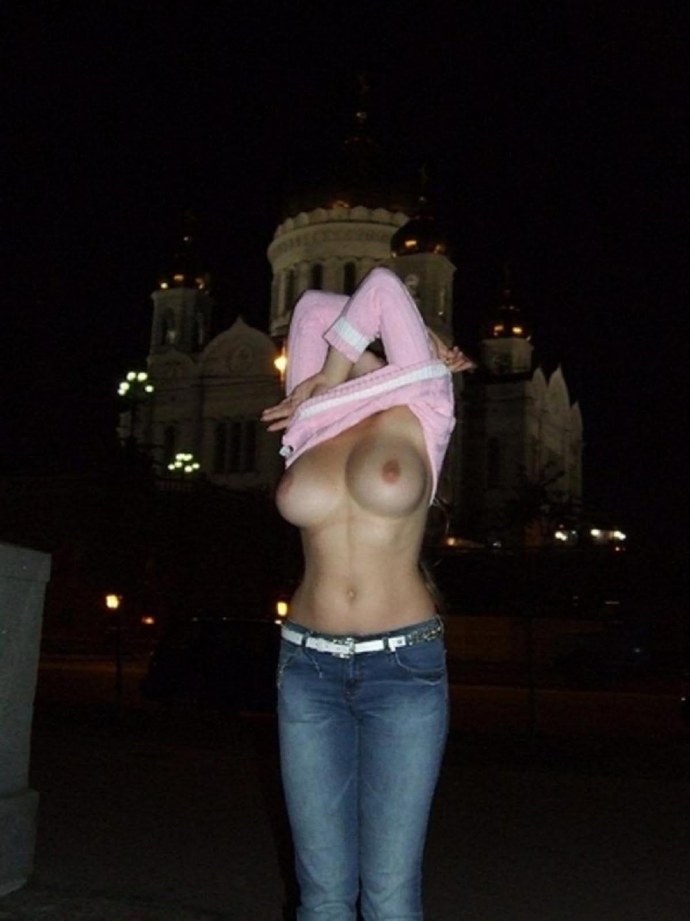 Показала голую грудь на улице