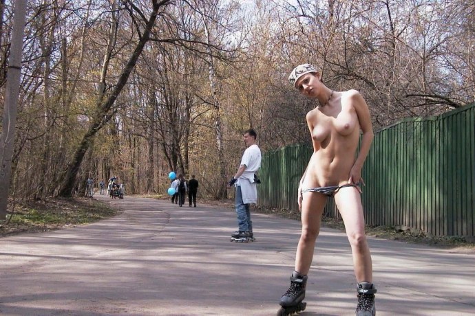 Katya AC гуляет на улице без трусиков