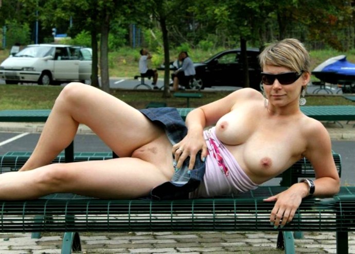 Голые женщины в возрасте на улице