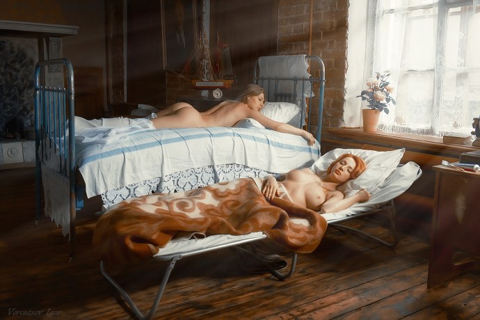 Ходит по дому голенькая