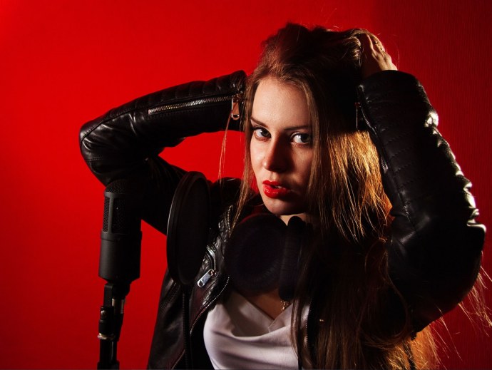 Кудрявая с большими сиськами