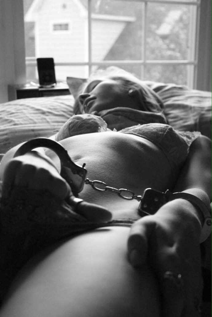 Жесткий бдсм в наручниках