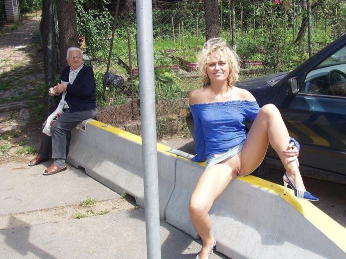Зрелая без трусиков на улице