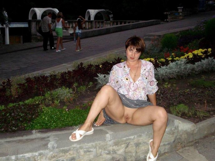 Зрелая без трусиков на улице
