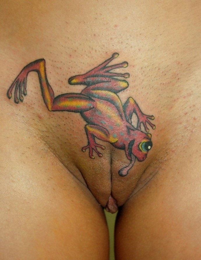 Порнозвезда с тату на лобке