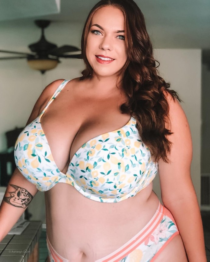 Модель плюс София Адамс