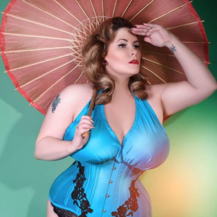 София Адамс плюс сайз 18