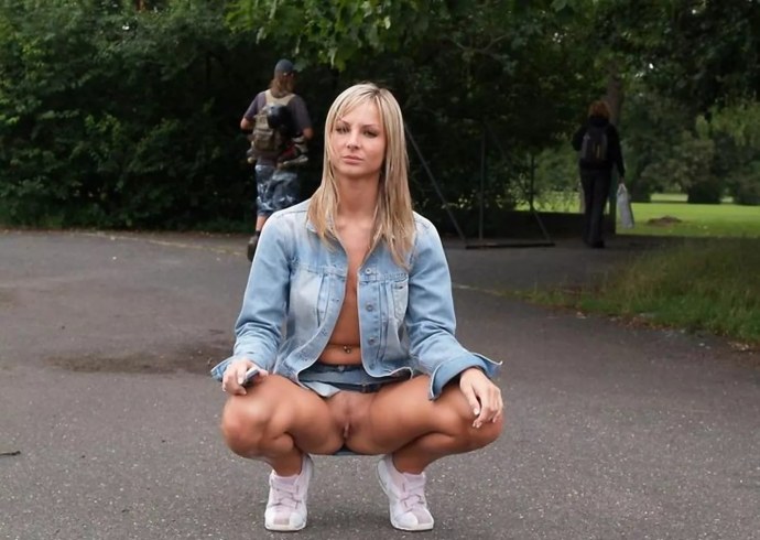 Блондинка в платье без трусов