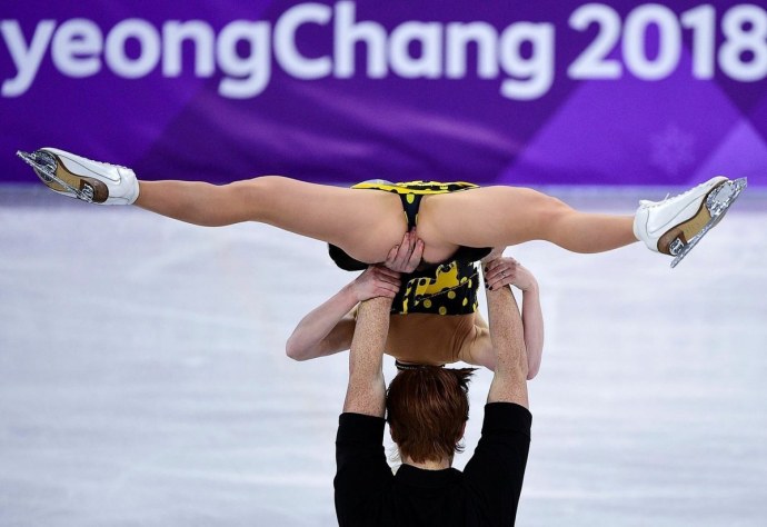 Девчонка фигуристка голышом