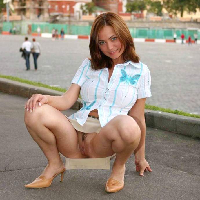 Женщины в чулках без трусов